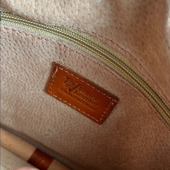 Elegant Tan Leather Messenger Bag - Picture 6 of 12